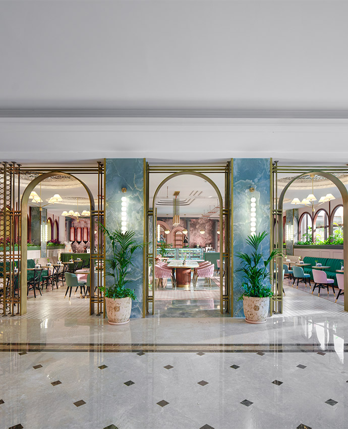 Moda ve estetiğin ilham verdiği Glamour Patisserie, her damak zevkine hitap eden özel tatları zarif bir atmosferde sunuyor. Günün her saatinde keyifli buluşmalar ve tatlı kaçamaklar için kusursuz bir davet.