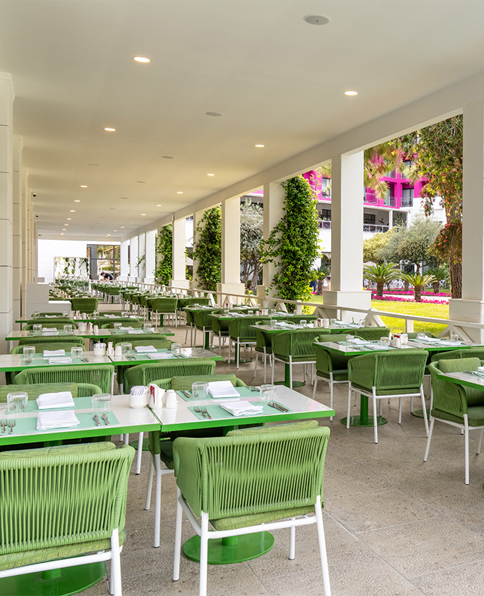 Özenle hazırlanan tatlar, zarif sunumlarla buluştuğu FashionTV Luxe Resort’te yeni bir gastronomi deneyimine hazır olan. Doğayla iç içe, incelikle tasarlanmış bir atmosferde dünya mutfağının lezzetlerini keşfedin!